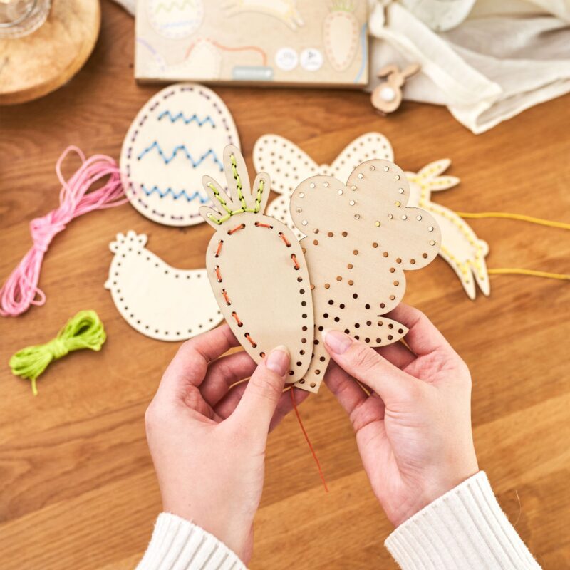 Fädelset aus Holz zu Ostern