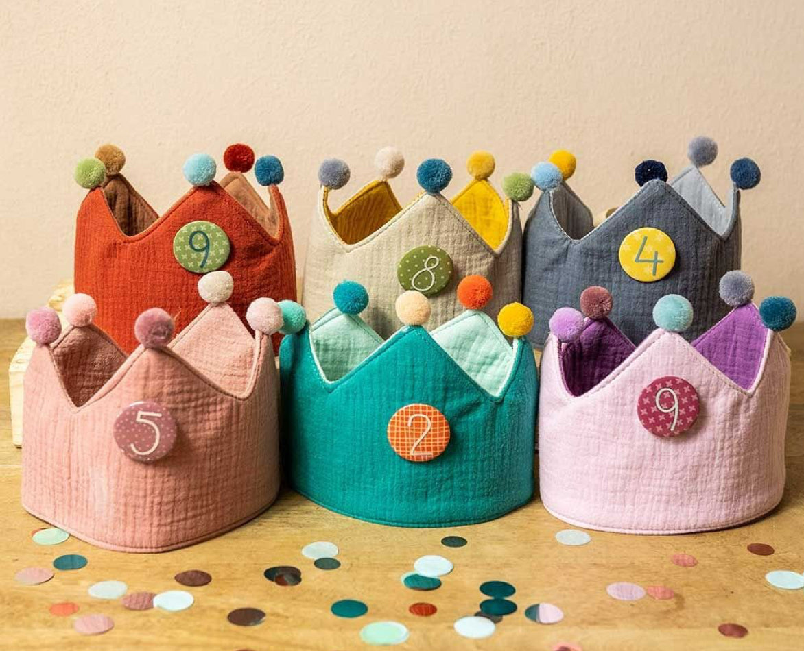Geburtstagskrone inkl. Button 1-9 & Größenverstellbar - Musselin  Papierdrachen