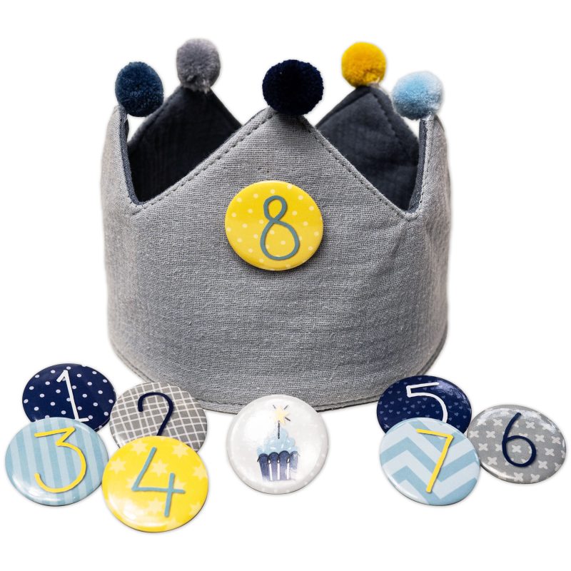 Geburtstagskrone Grau mit Name bestickt inkl. Button 1-9 & Größenverstellbar -Musselin  Papierdrachen