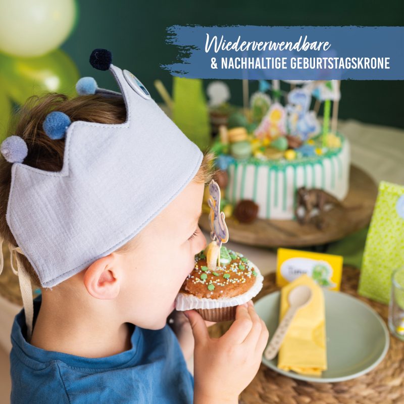 Geburtstagskrone Grau mit Name bestickt inkl. Button 1-9 & Größenverstellbar -Musselin  Papierdrachen