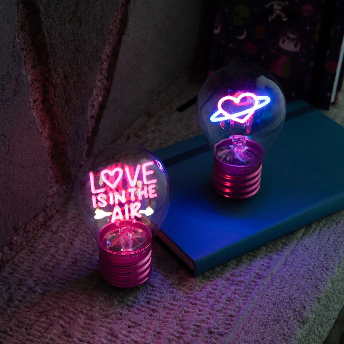 Deko-Tischlampe in Glühbirnenform - Love Is in the Air - Legami