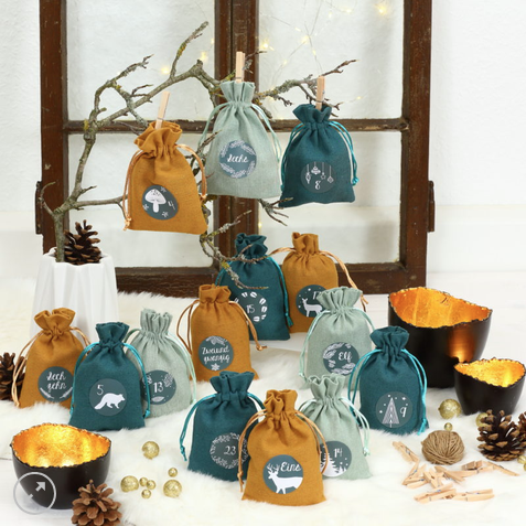 Adventskalender Stoffsäckchen – Petrol mit Zahlenaufklebern von 1-24