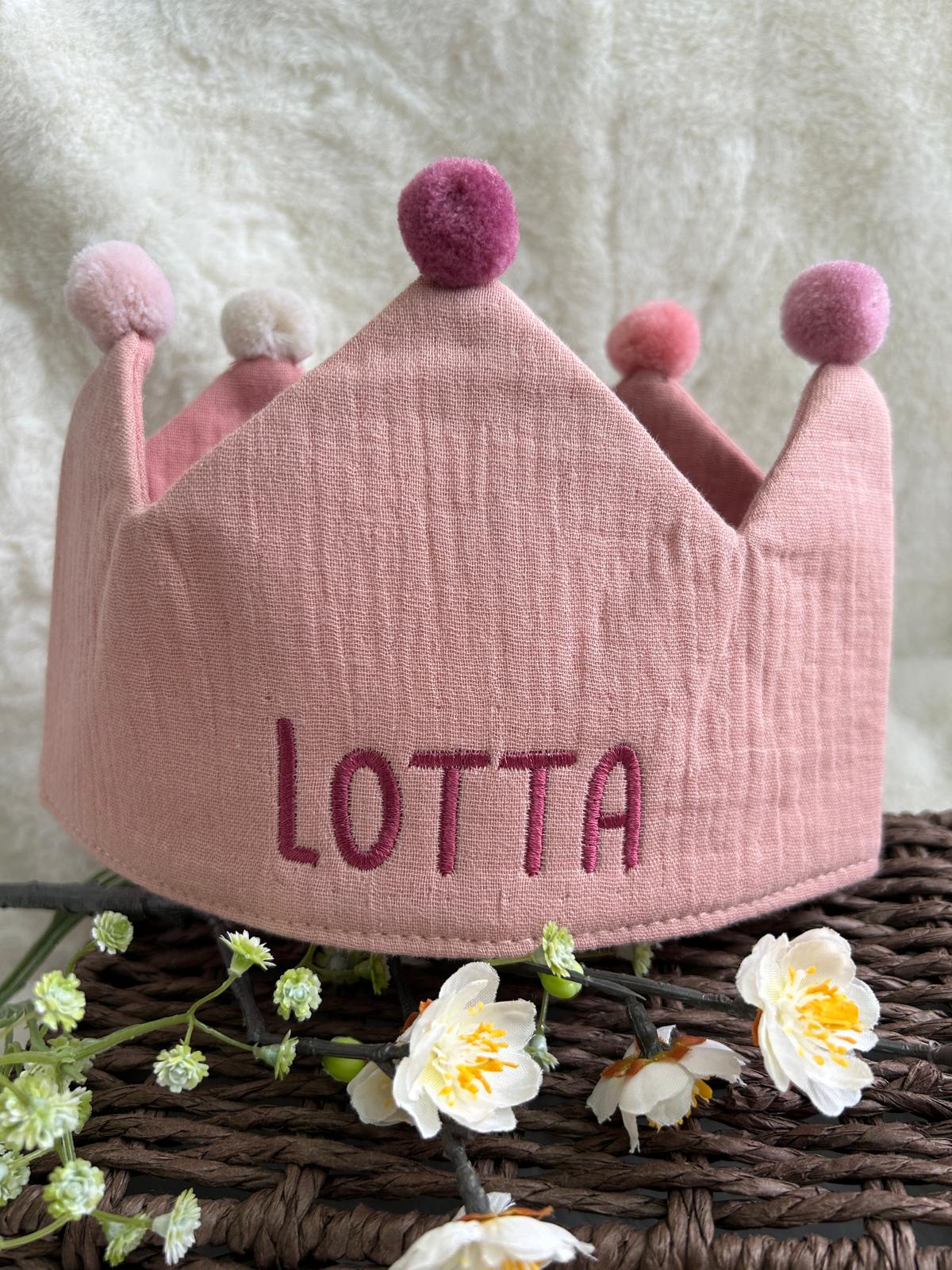 Geburtstagskrone Rosa mit Name bestickt inkl. Button 1-9 & Größenverstellbar -Musselin  Papierdrachen