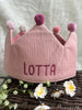 Geburtstagskrone Rosa mit Name bestickt inkl. Button 1-9 & Größenverstellbar -Musselin  Papierdrachen