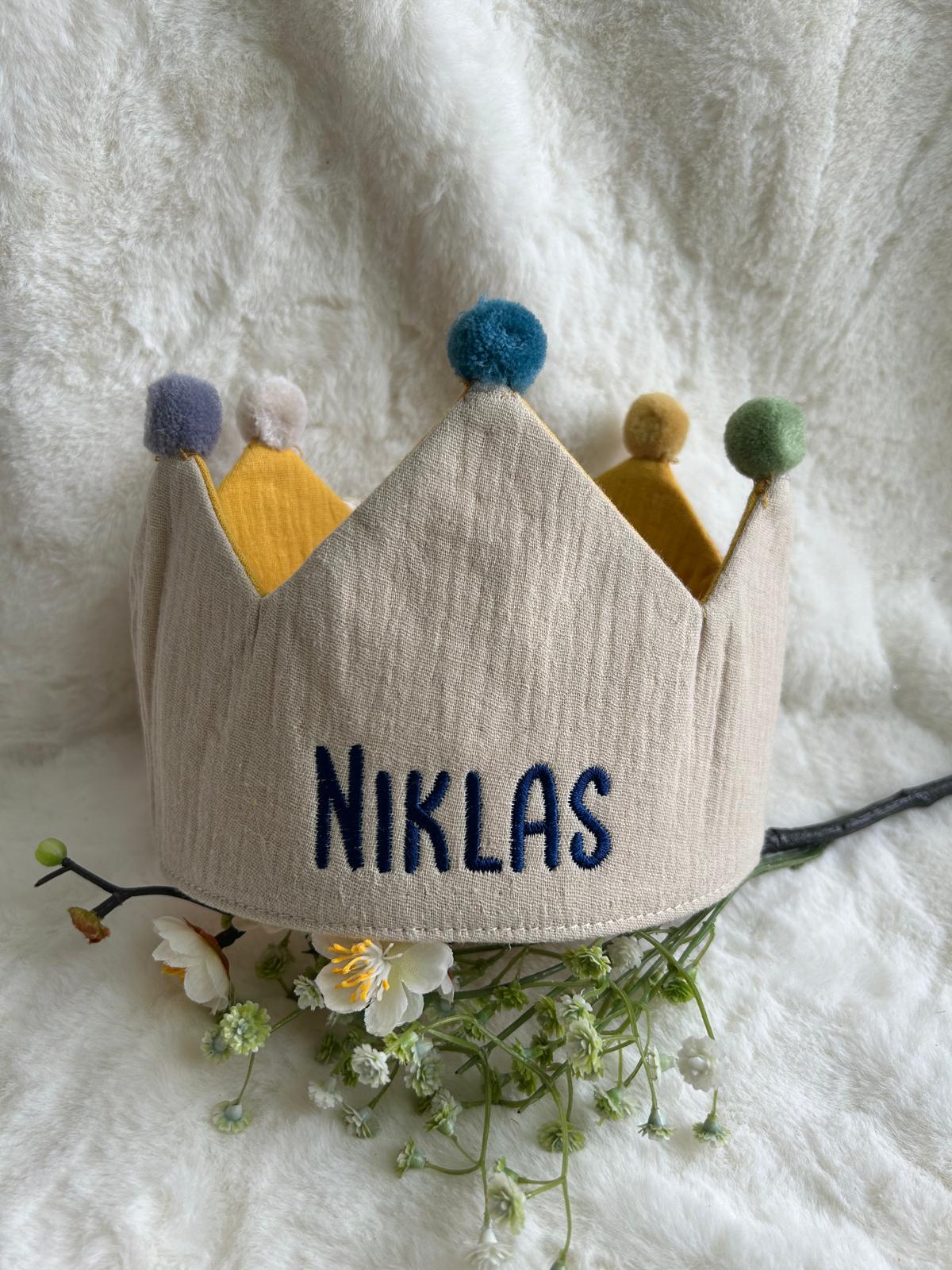 Geburtstagskrone Beige mit Name bestickt inkl. Button 1-9 & Größenverstellbar -Musselin  Papierdrachen