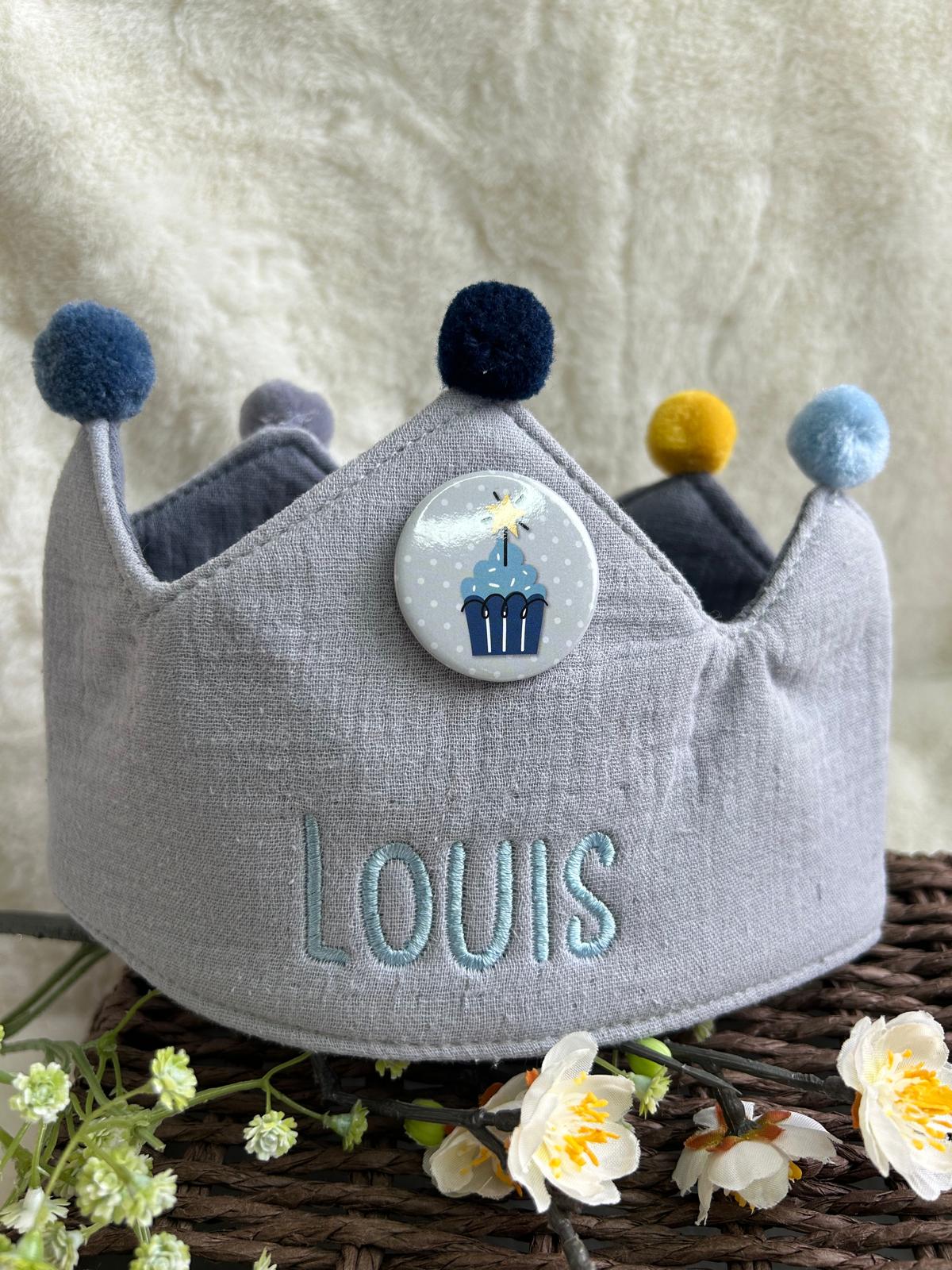 Geburtstagskrone Grau mit Name bestickt inkl. Button 1-9 & Größenverstellbar -Musselin  Papierdrachen