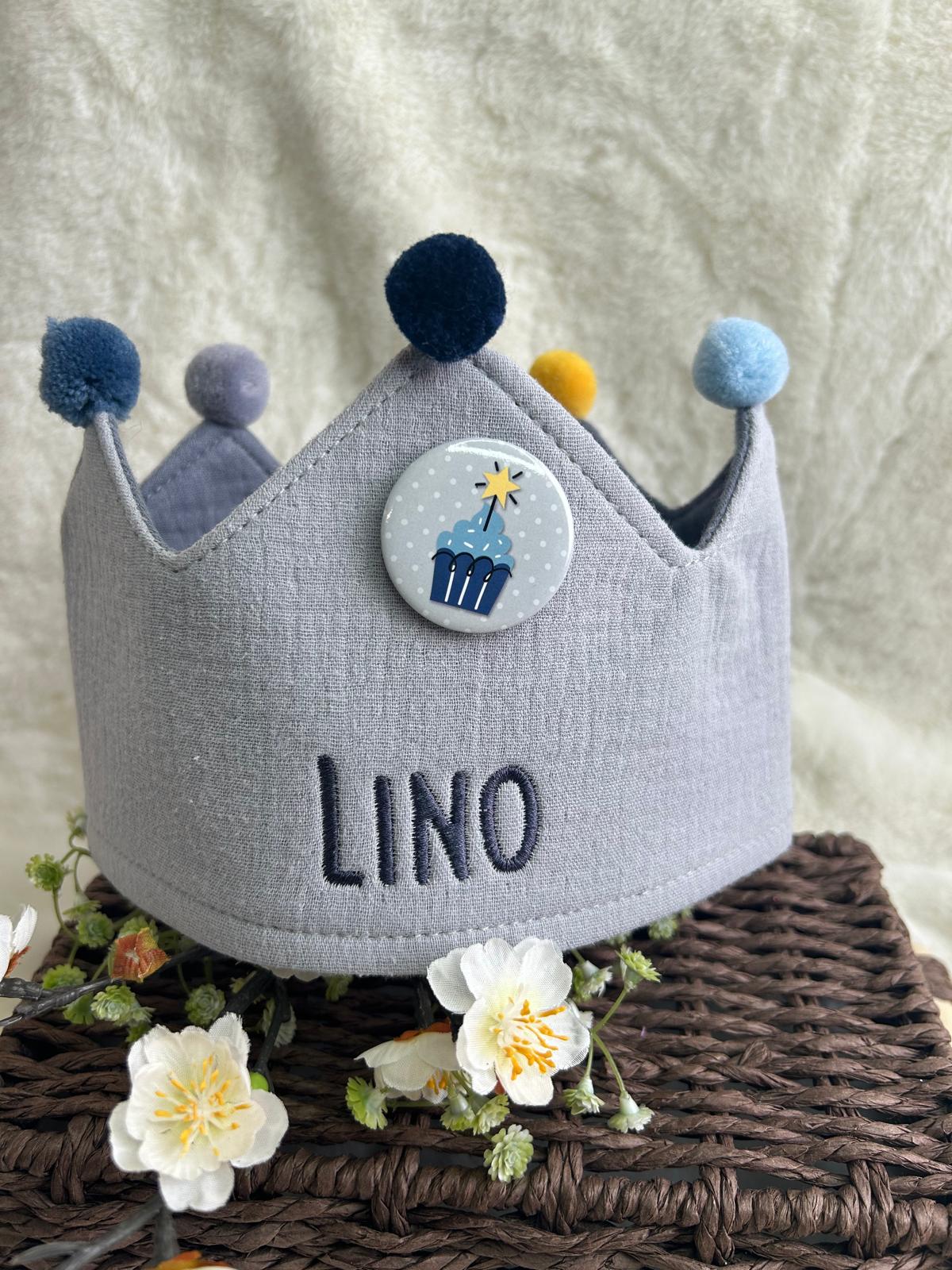 Geburtstagskrone Grau mit Name bestickt inkl. Button 1-9 & Größenverstellbar -Musselin  Papierdrachen