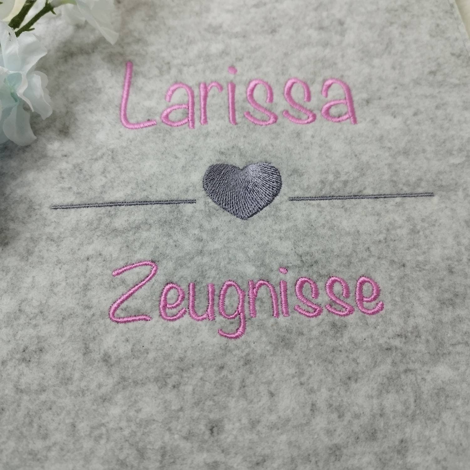 Zeugnismappe mit Name und Herz in  Wunschfarbe bestickt
