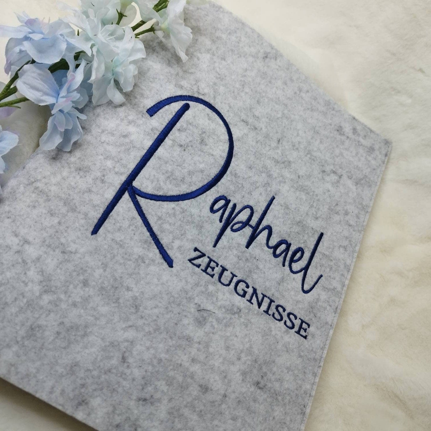 Zeugnismappe mit Name in  Wunschfarbe bestickt