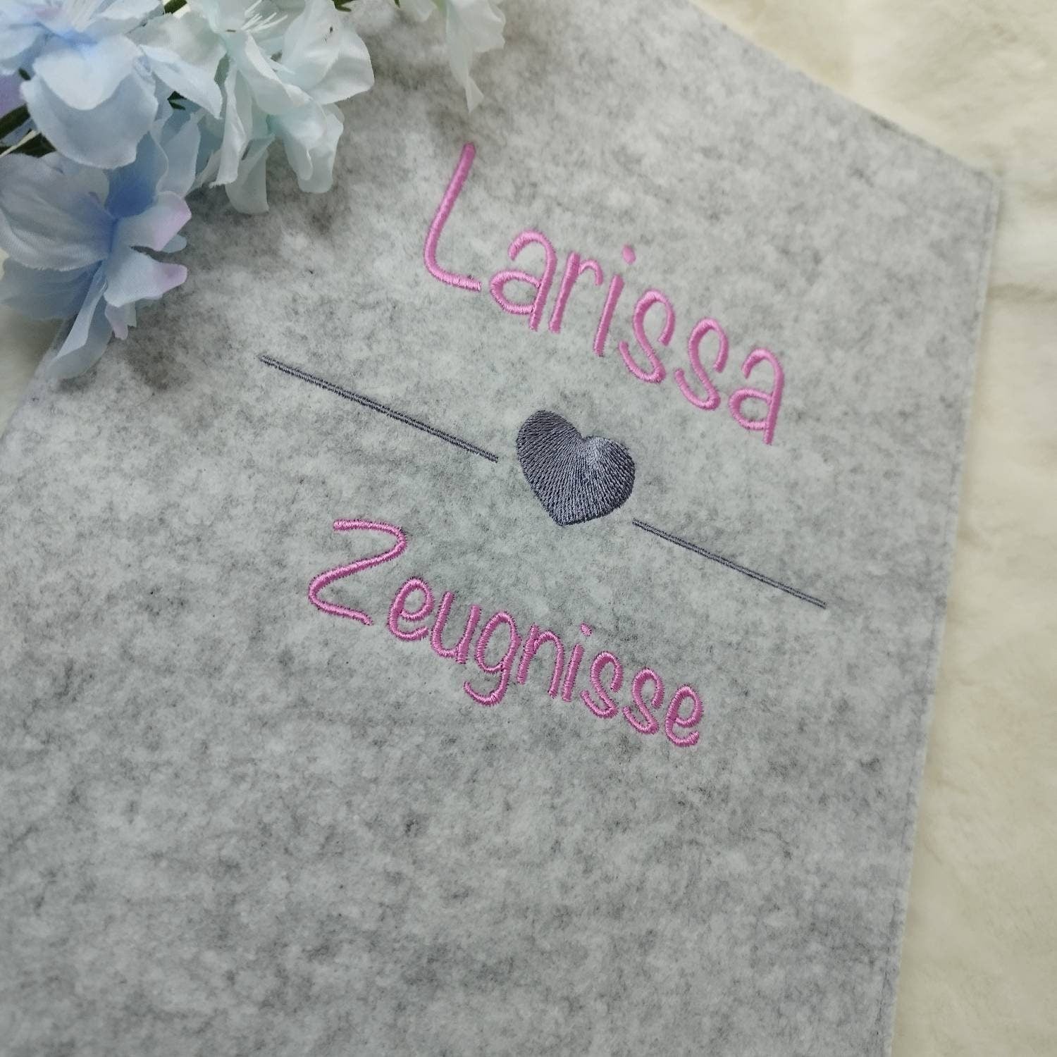 Zeugnismappe mit Name und Herz in  Wunschfarbe bestickt
