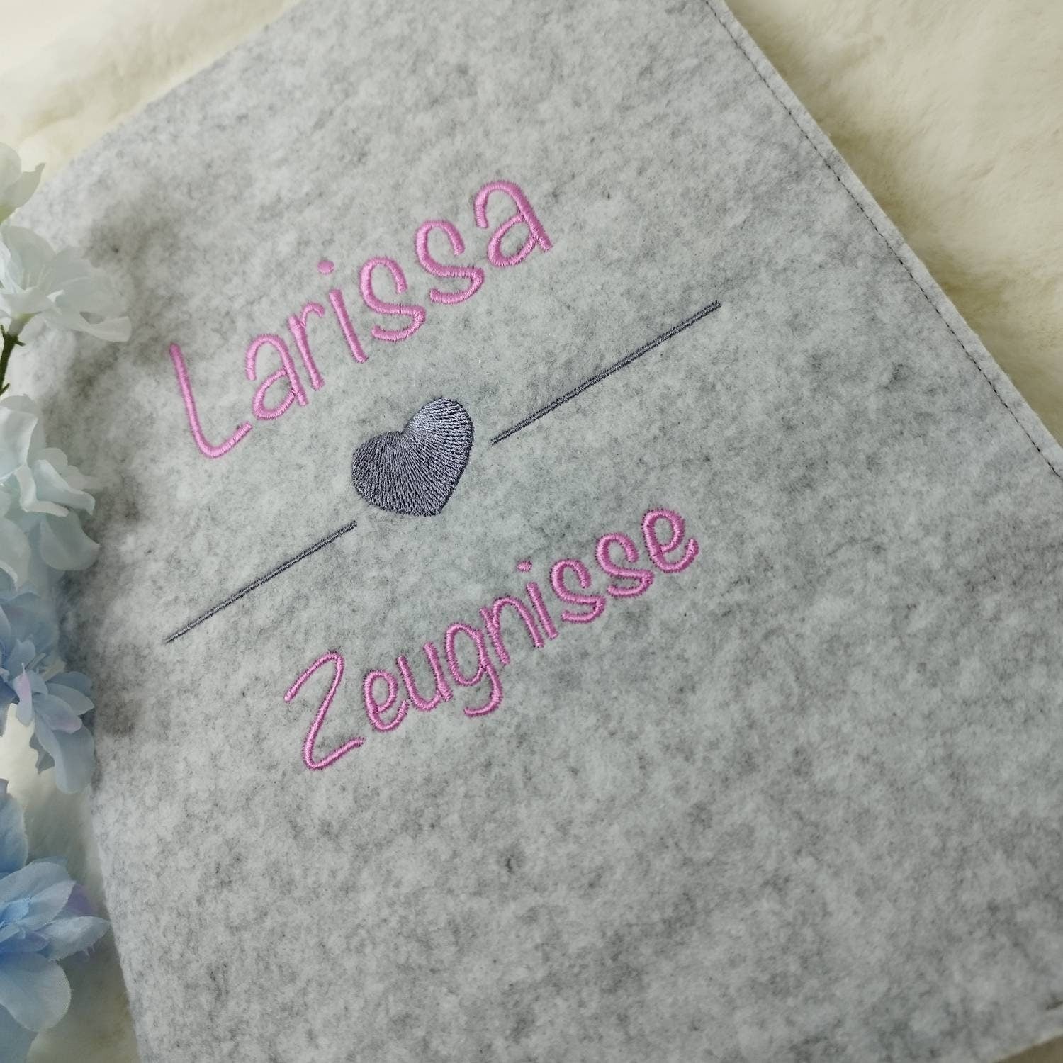 Zeugnismappe mit Name und Herz in  Wunschfarbe bestickt