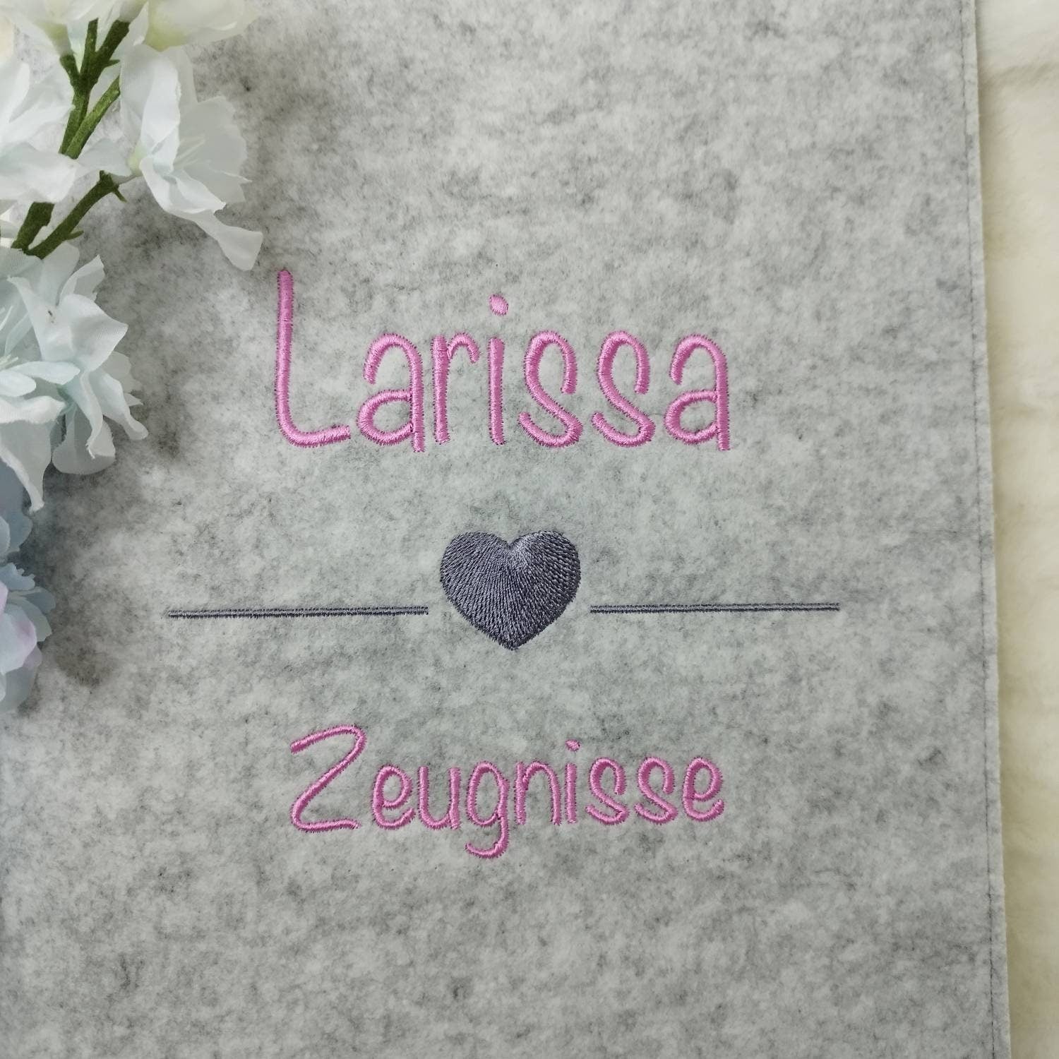 Zeugnismappe mit Name und Herz in  Wunschfarbe bestickt