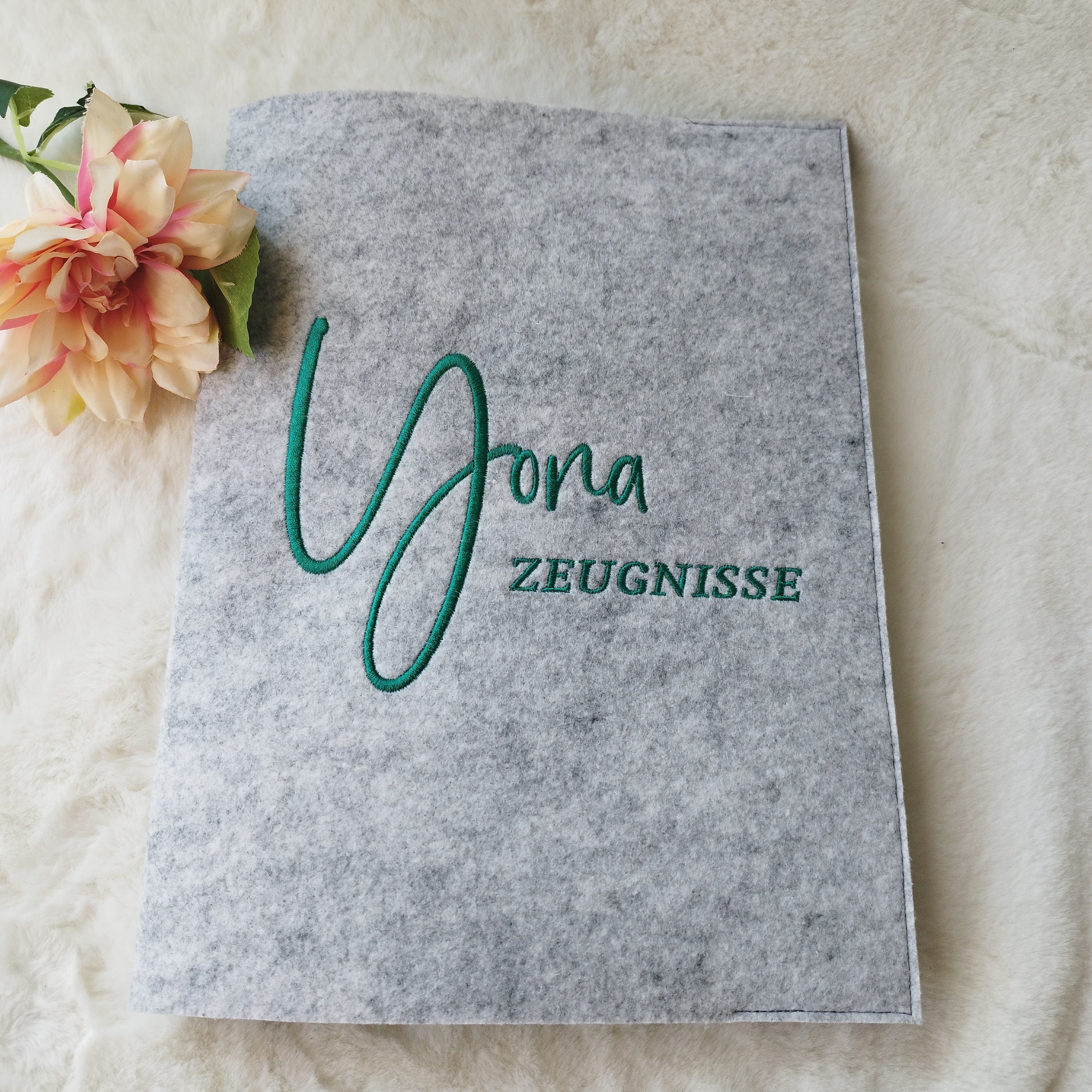 Zeugnismappe mit Name in  Wunschfarbe bestickt