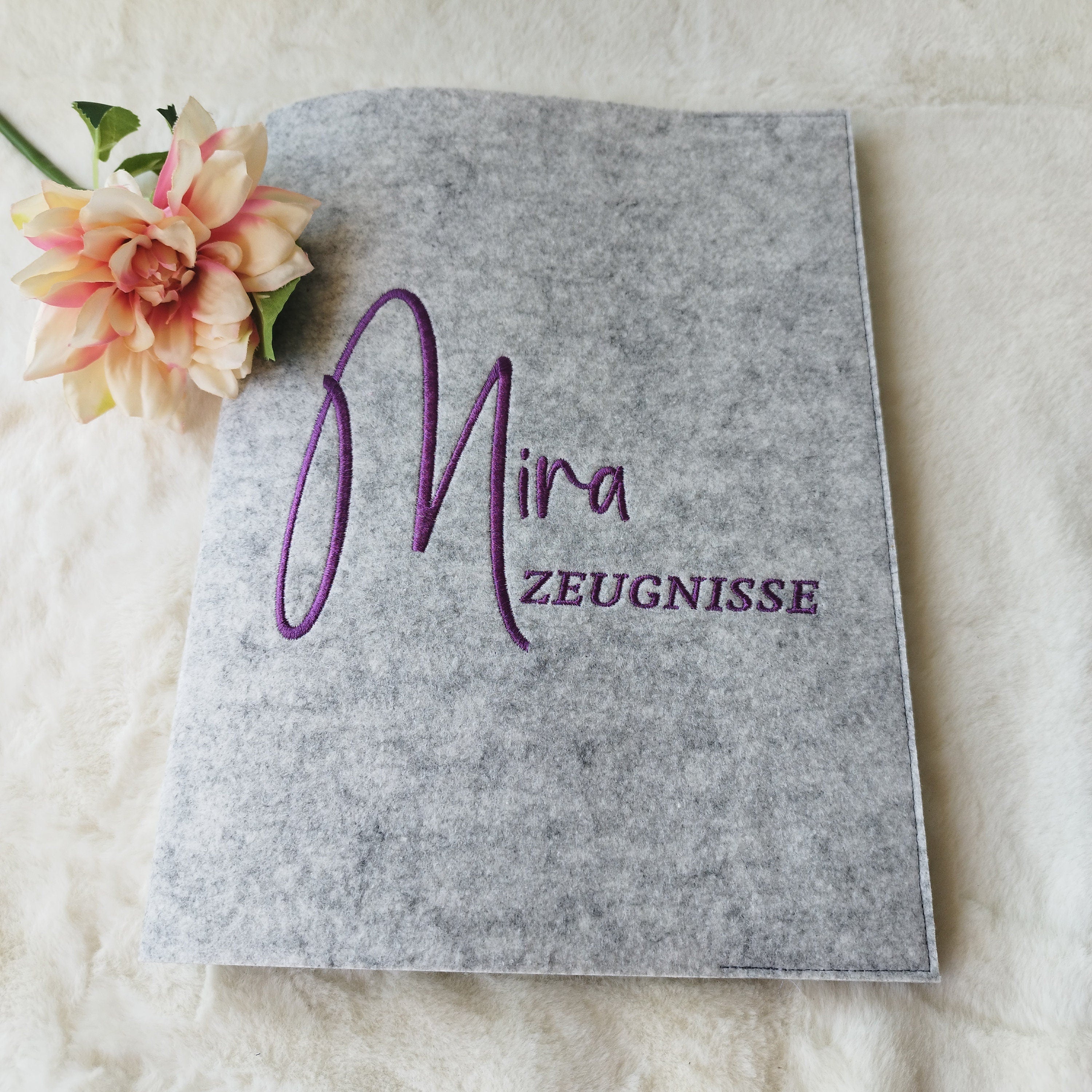 Zeugnismappe mit Name in  Wunschfarbe bestickt