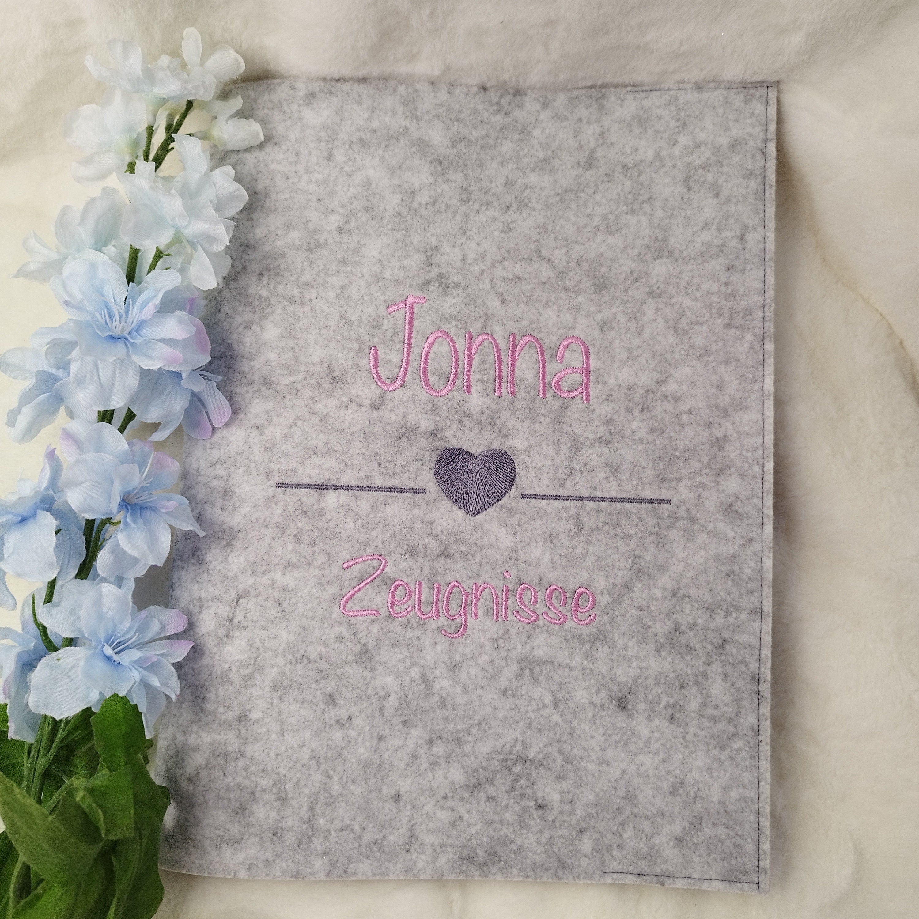 Zeugnismappe mit Name und Herz in  Wunschfarbe bestickt