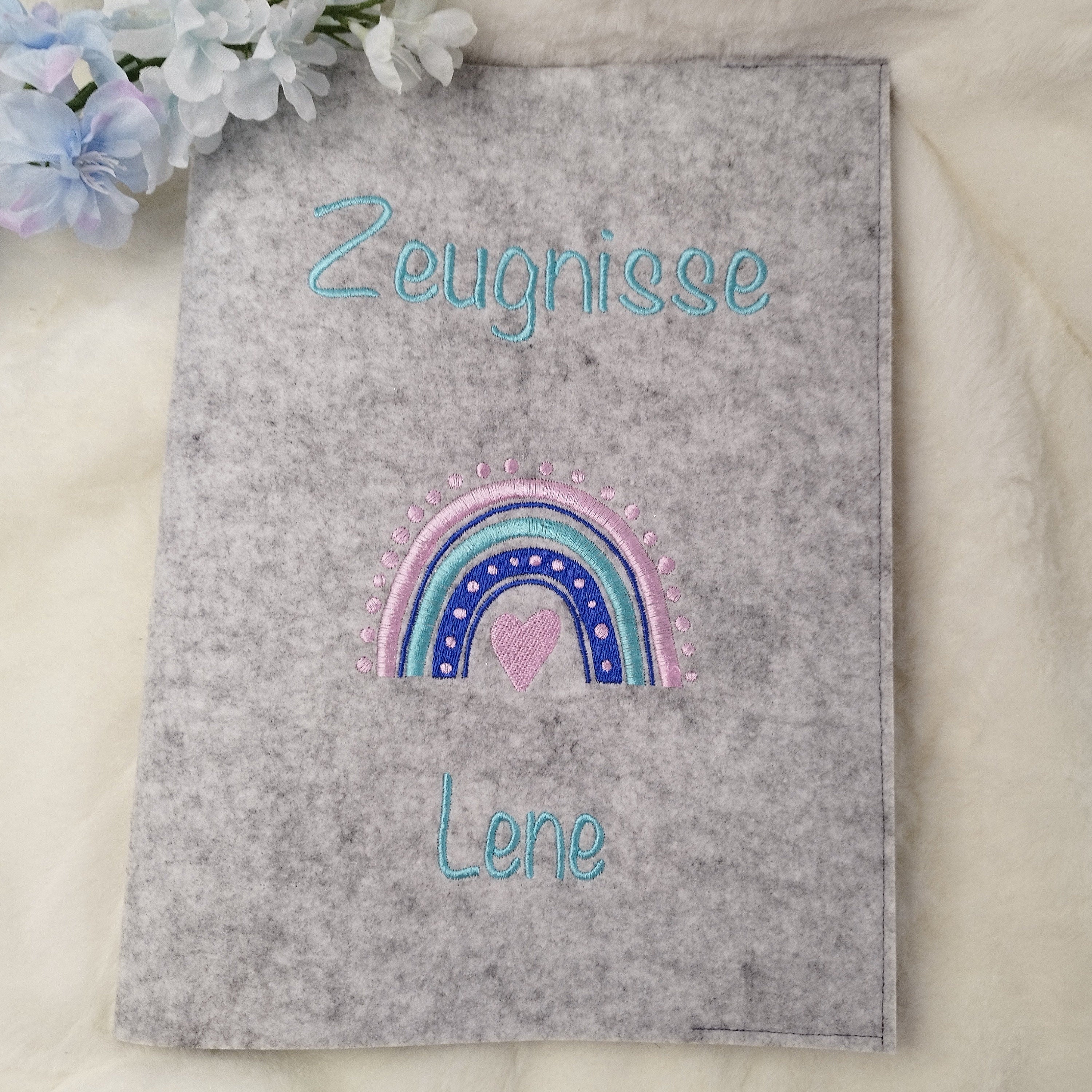 Zeugnismappe Regenbogen mit Name in  Wunschfarbe bestickt