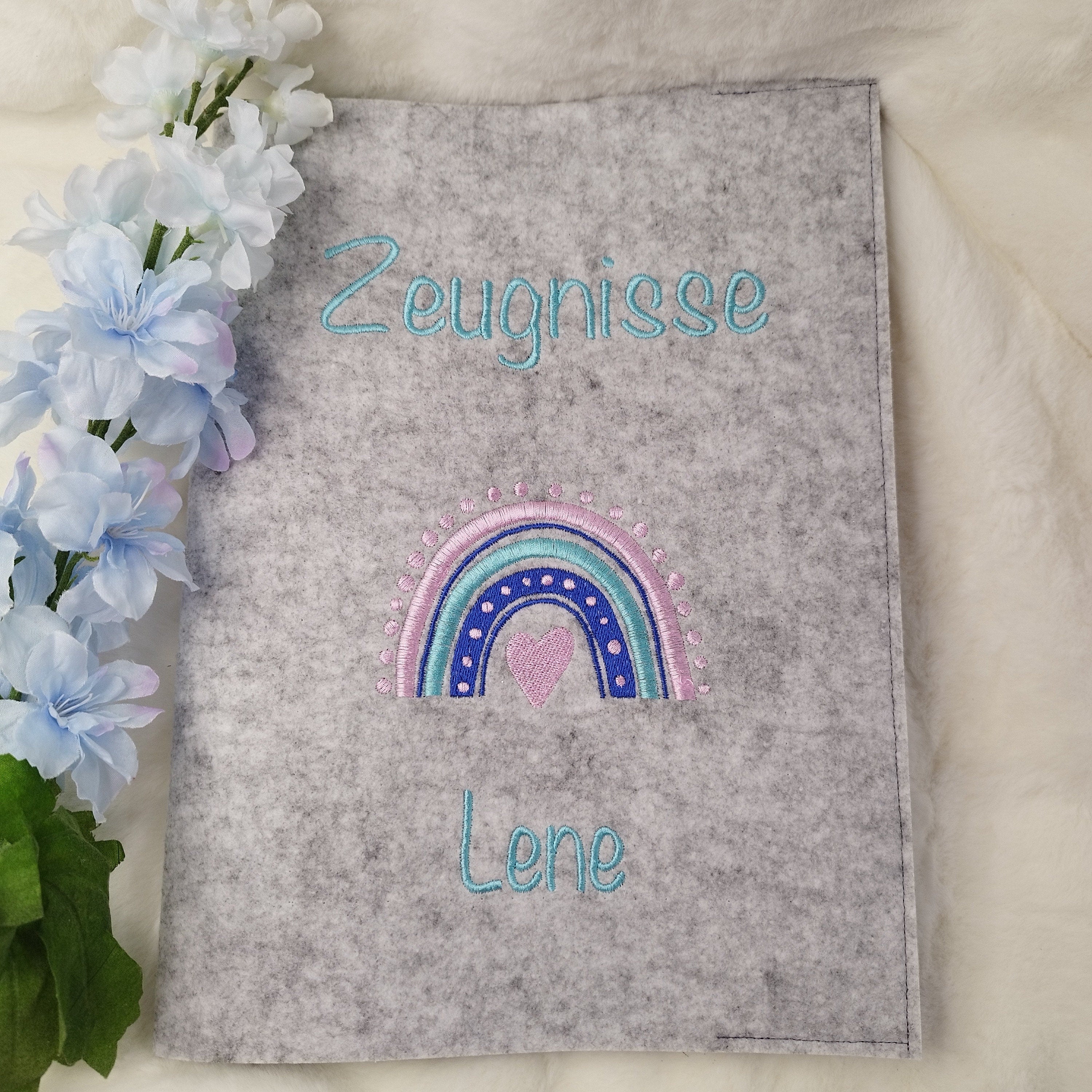 Zeugnismappe Regenbogen mit Name in  Wunschfarbe bestickt